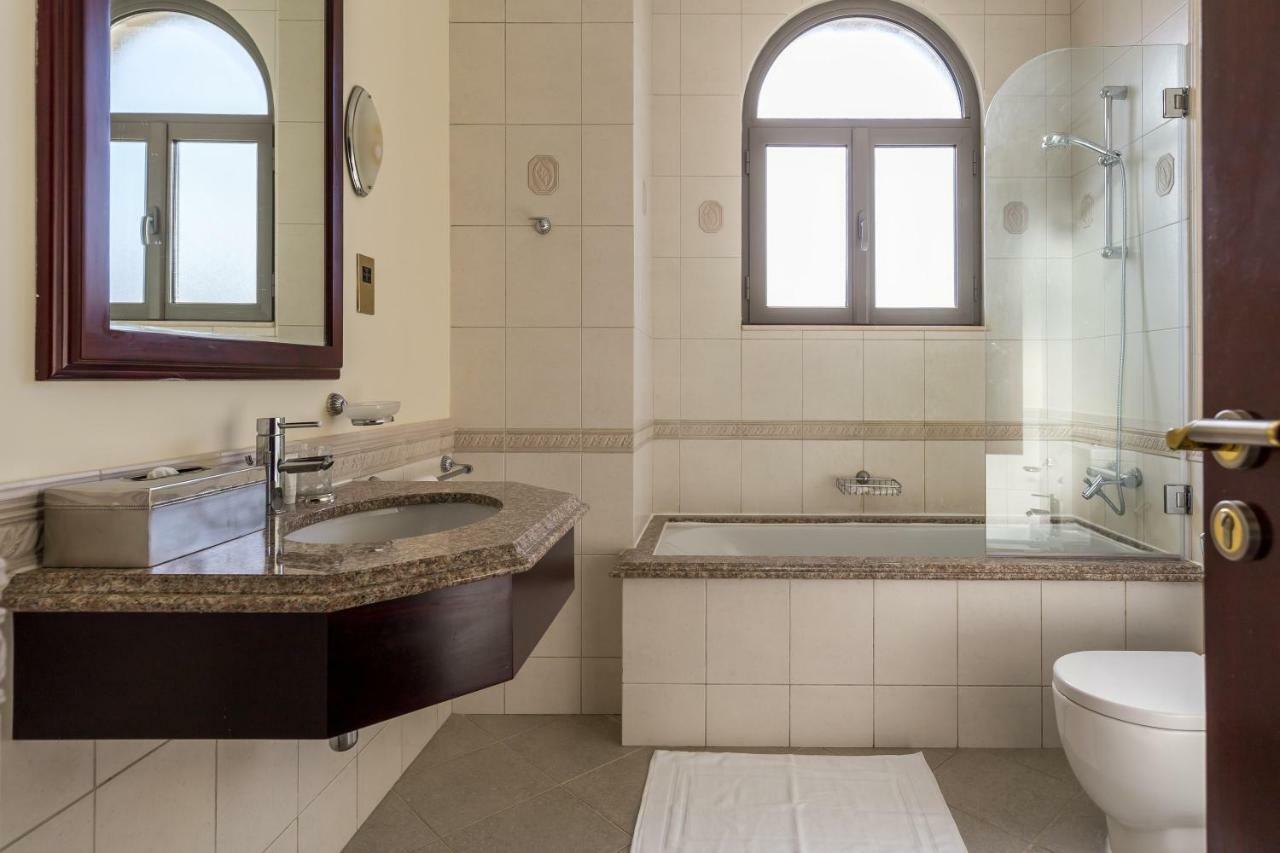 Chic 4Br Villa With Assistant Room And Private Pool On Palm Jumeirah By Deluxe Holiday Homes 두바이 외부 사진